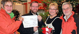 Noch rechtzeitig vor Weihnachten erhalten notleidende Familien in Eschenburg Unterstützung: Darüber freuen sich Gemeindeglied Christel Thomas (v.l.), Pfarrer Martin Wieschemann und Kirchenvorstandsmitglied Gerhard Benner. Die Spende an die evangelische Kirchengemeinde übereichte Monika Kemmler (2.v.r.) vom Möbelcentrum Wissenbach. FOTO: BECKER-VON WOLFF